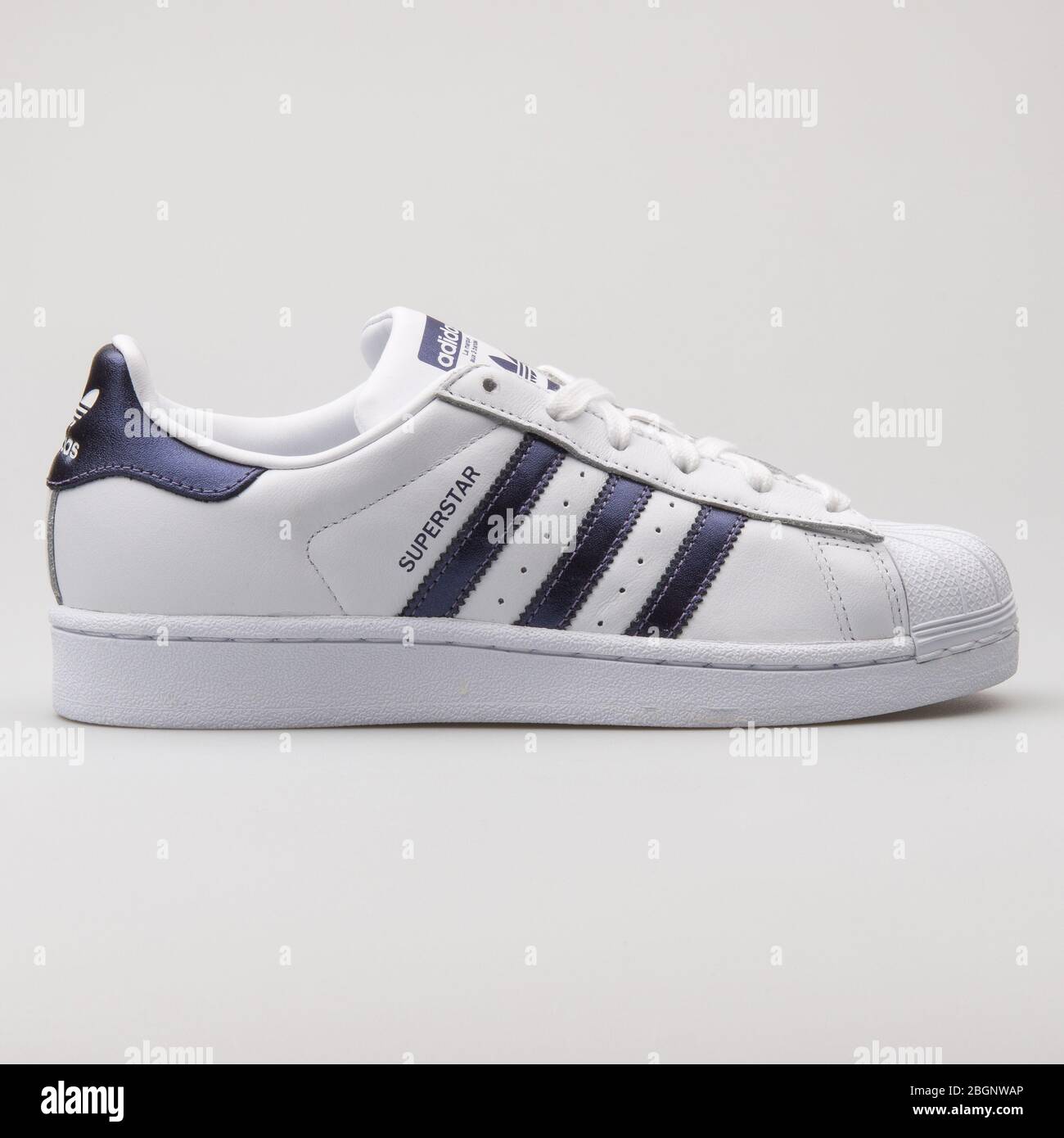 White adidas superstar trainers immagini e fotografie stock ad alta risoluzione Alamy