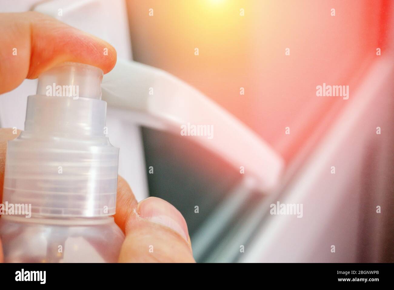 Strofinare la maniglia della porta dal balcone disinfettando l'igiene preventiva. Protegga la sua salute dal coronavirus. Foto Stock