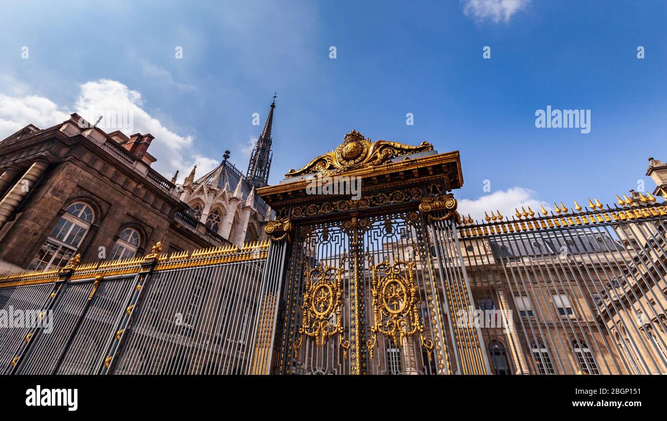 Le porte del Palais de Justice con la guglia di Sainte Chapelle sullo sfondo, Parigi, Francia Foto Stock