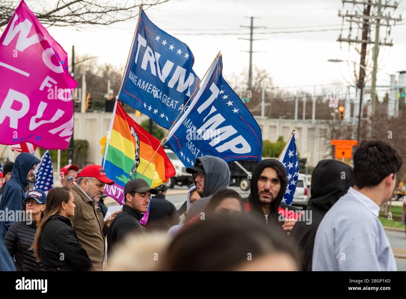 CHARLOTTE, NORTH CAROLINA/USA - 7 febbraio 2020: Sostenitori del Presidente Donal Trump, di cui uno con bandiera LGBTQ. Foto Stock