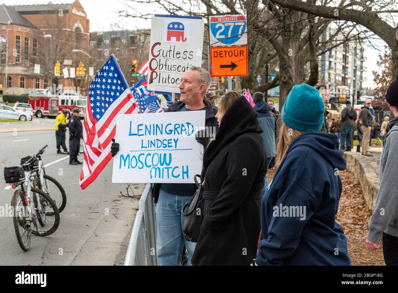 CHARLOTTE, NORTH CAROLINA/USA - 7 febbraio 2020: I manifestanti si infila per la visita del presidente Donald Trump a Charlotte, NC, il 7 febbraio 2020 Foto Stock