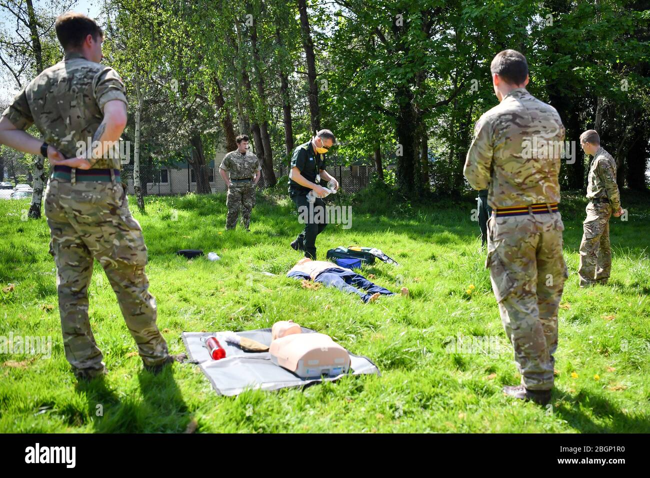 Personale militare del 1° Battaglione, Royal Welsh imparare Basic Life Support come prendono parte al Military Ambulance driver Induction Training presso la stazione di Taunton Ambulance, Taunton, Somerset, per sostenere il South West Ambulance Service Trust (SWAST) nella battaglia contro COVID-19. Foto Stock