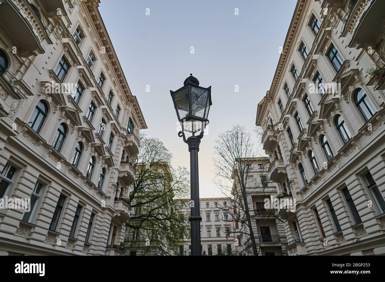 08 aprile 2020, Berlino: I cortili interni del Riehmers Hofgarten di Yorckstraße sono disegnati con cura come le facciate esterne. Il complesso residenziale è stato costruito dal maestro muratore Wilhelm Ferdinand August Riehmer. I suoi edifici sono caratterizzati da un'elevata qualità di costruzione e di vita. Foto: Annette Riedl/dpa-Zentralbild/ZB Foto Stock