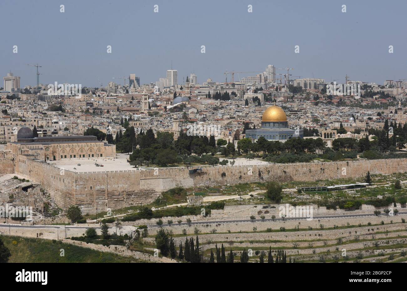 Città vecchia Gerusalemme, Israele. 22 aprile 2020. Una panoramica della piazza vuota del complesso della moschea di al Aqsa, tra cui la cupola della roccia, a causa del coronavirus, mercoledì 22 aprile 2020, nella Città Vecchia di Gerusalemme. Chierici musulmani hanno annunciato che la Moschea di al Aqsa rimarrà chiusa per il mese santo del Ramadan, che inizia giovedì sera. Foto di Debbie Hill/UPI Credit: UPI/Alamy Live News Foto Stock