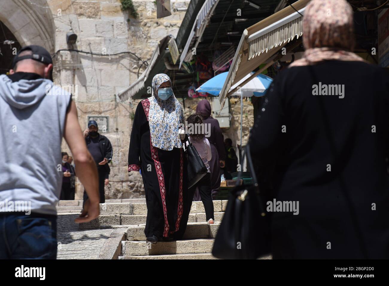 Città vecchia Gerusalemme, Israele. 22 aprile 2020. Un palestinese indossa una maschera e guanti, come misura preventiva, contro la diffusione del coronavirus, mentre lo shopping per il mese sacro musulmano di Ramadan, Mercoledì 22 aprile 2020, nella Città Vecchia di Gerusalemme. Chierici musulmani hanno annunciato che la Moschea al Aqsa rimarrà chiusa per il mese santo che inizia giovedì sera. Foto di Debbie Hill/UPI Credit: UPI/Alamy Live News Foto Stock