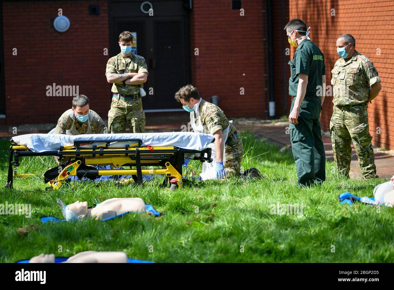 Personale militare del 1° Battaglione, Royal Welsh imparare Basic Life Support come prendono parte al Military Ambulance driver Induction Training presso la stazione di Taunton Ambulance, Taunton, Somerset, per sostenere il South West Ambulance Service Trust (SWAST) nella battaglia contro COVID-19. Foto Stock