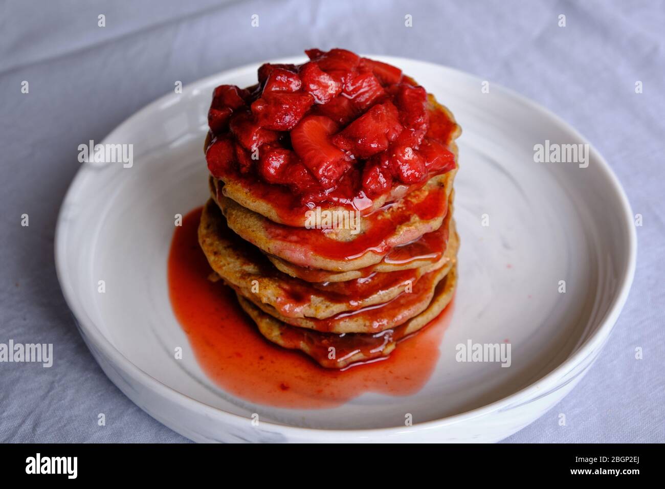Pancake sani fatti in casa con fragole Foto Stock