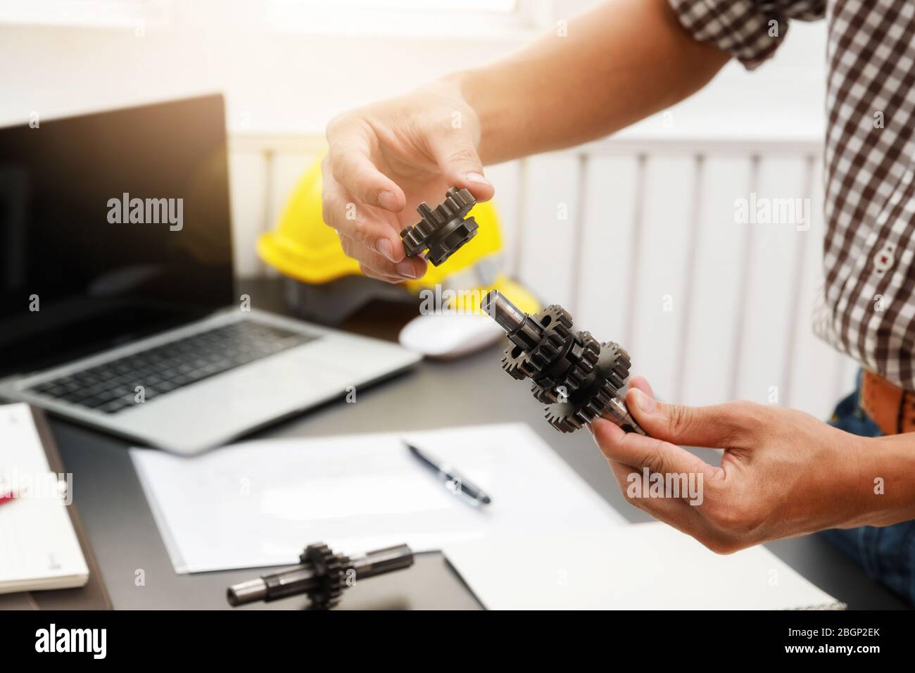 Gli ingegneri cercano di assemblare le parti della macchina. Per cercare la macchina per aiutare a risparmiare lavoro umano. Foto Stock