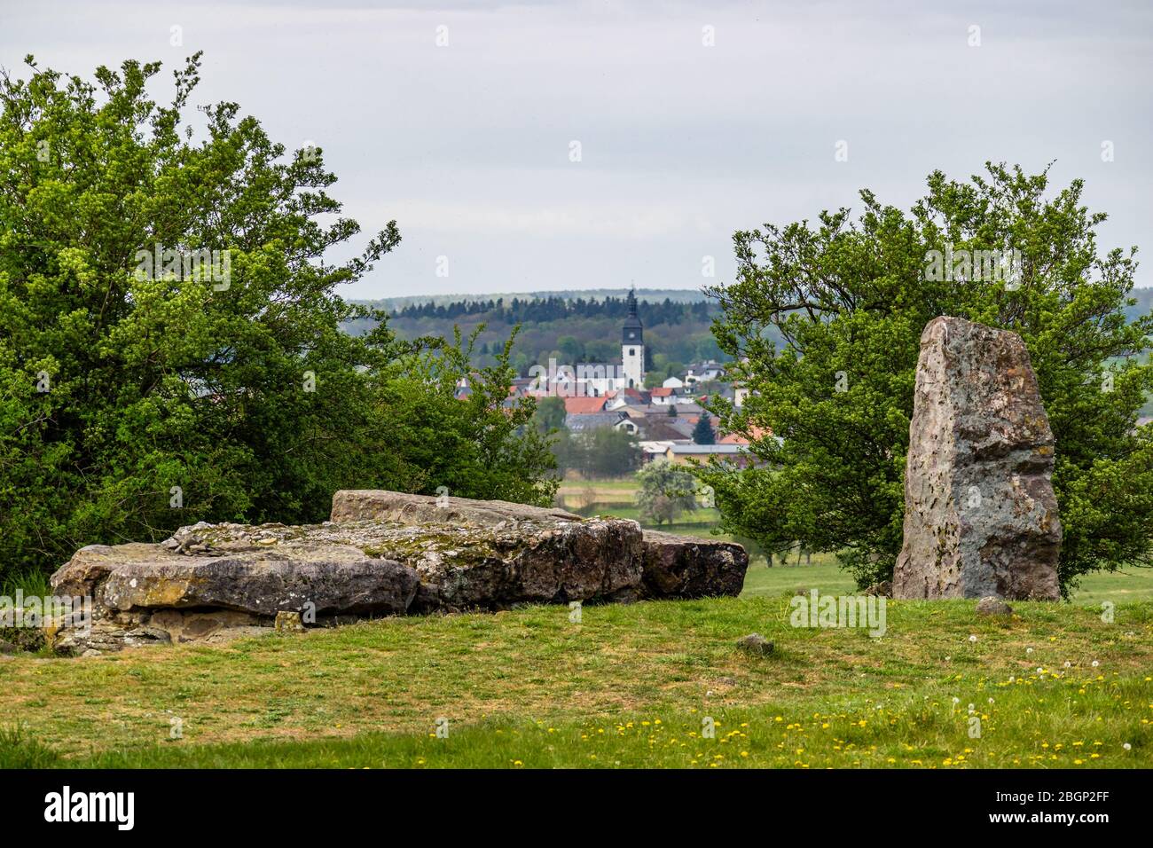 La Santa pietra di Muschenheim, una tomba megalitica preistorica del periodo neolitico, su una collina vicino a Lich-Muschenheim, Hesse, Germania Foto Stock