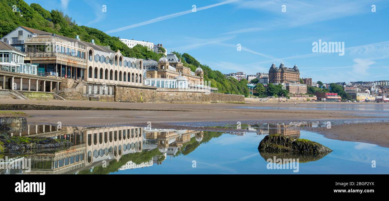 Vista panoramica della baia sud di Scarborough, della Spa, del Grand Hotel e della spiaggia in una giornata estiva soleggiata Foto Stock