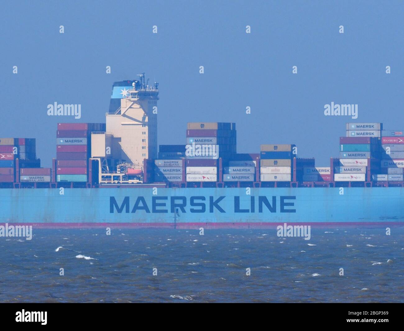 Sheerness, Kent, Regno Unito. 22 aprile 2020. Emma Maersk (la più grande azienda di container al mondo quando lanciata nel 2006) lascia il Tamigi oggi. Il porto di Londra ha riferito ieri che la scorsa settimana (dal 13 aprile al 19 aprile), vi sono stati 287 movimenti di navi, 173 dei quali sono stati pilotati, aggiungendo che "il numero di movimenti di navi è sceso dai livelli pre-coronavirus, in quanto le catene di approvvigionamento si concentrano progressivamente sugli elementi essenziali del cibo, medicinali e prodotti elettronici necessari per aiutare le persone a lavorare e rimanere in contatto". Credit: James Bell/Alamy Live News Foto Stock