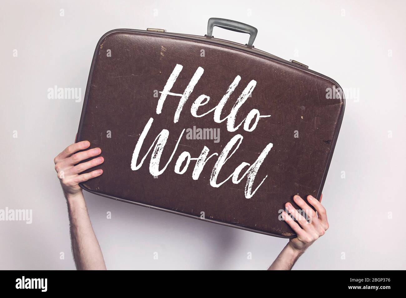 Messaggio di Ciao mondo su una valigia vintage da viaggio Foto Stock