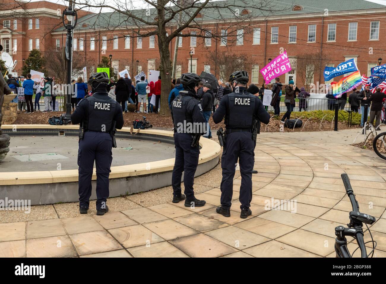 CHARLOTTE, NORTH CAROLINA/USA - 7 febbraio 2020: I poliziotti di Charlotte si trovano vicino a un piccolo gruppo di dimostranti in attesa del presidente Donald Trump Foto Stock
