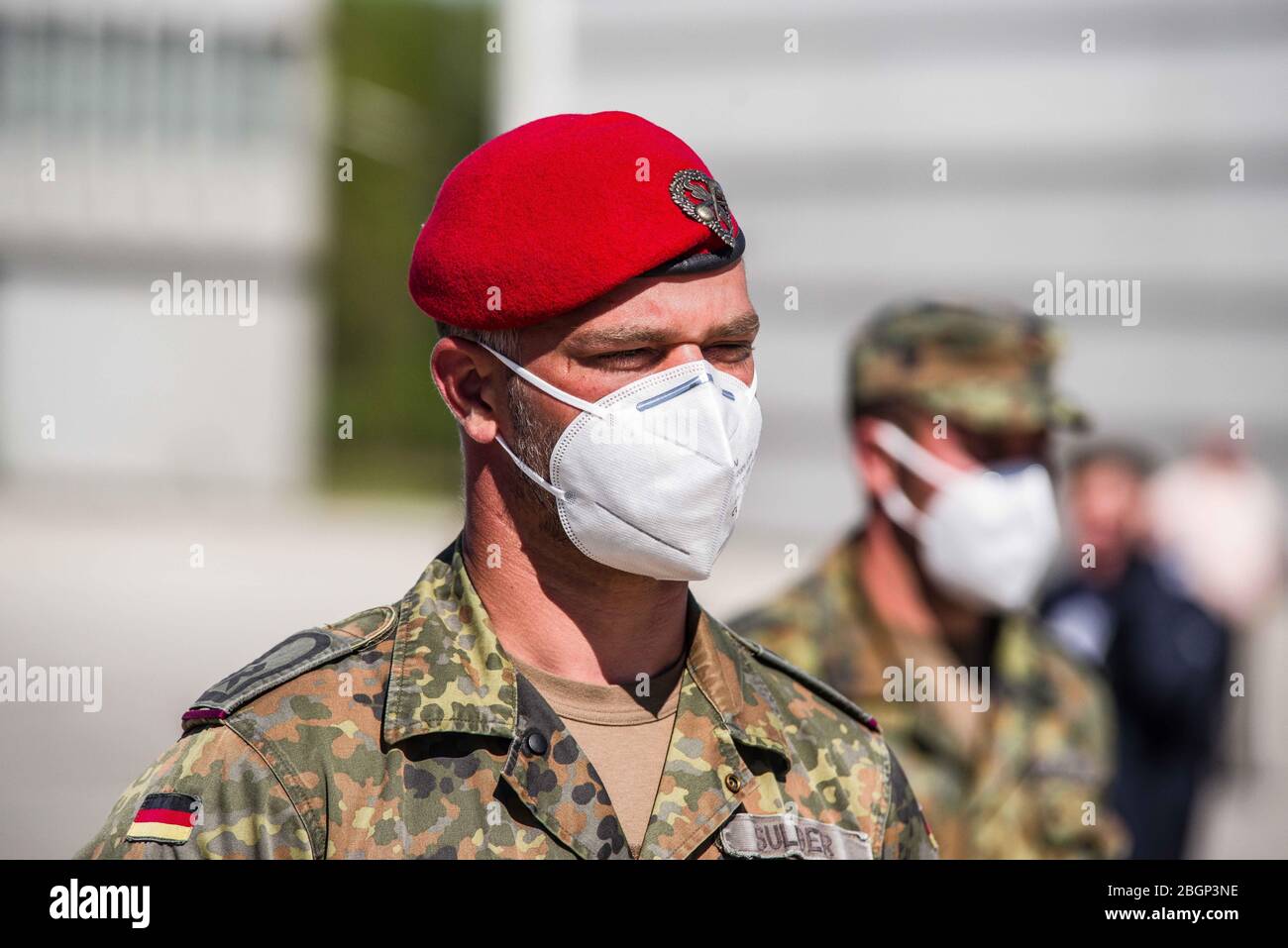 22 aprile 2020, Neubiberg bei Muenchen, Baviera, Germania: I soldati tedeschi della Bundeswehr indossano maschere a gas e indumenti protettivi Dupint Tychem C mescolando insieme i costituenti per produrre Oxicide, un disinfettante di superficie utilizzato nella lotta contro Coronavirus. Foto Stock