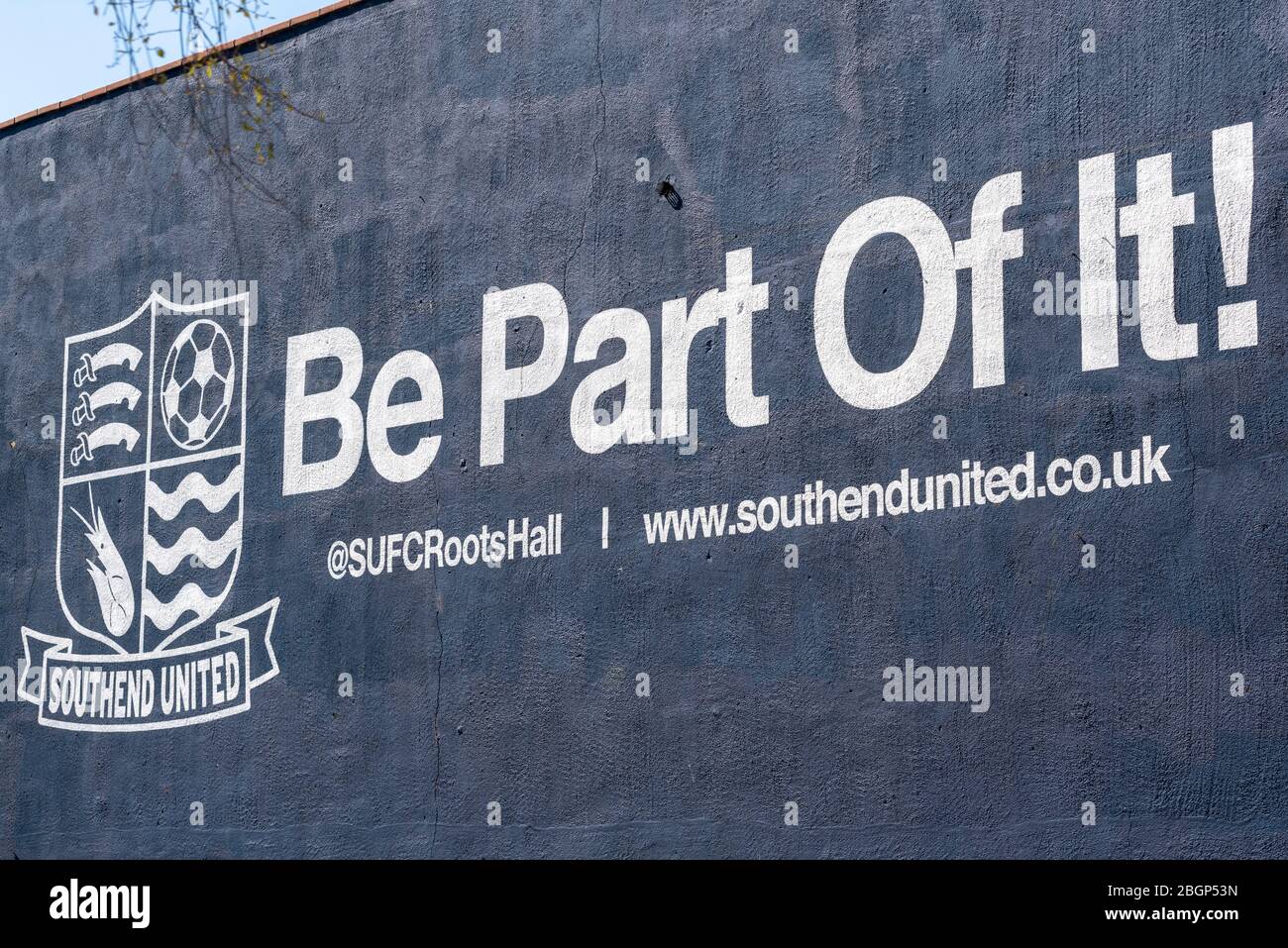 Roots Hall, Southend on Sea, Essex, UK. 22 aprile 2020. La squadra di calcio di Southend United ha annunciato che stanno mettendo sei dei loro giocatori e cinquantanove personale di backroom in furlough a causa del periodo di blocco di Coronavirus COVID-19. La squadra League One era nella zona di relegazione al momento in cui il gioco è cessato a causa del virus, ed è stato precedentemente accusato di ritardo o di mancato pagamento dei salari da parte della Professional Footballer's Association Foto Stock