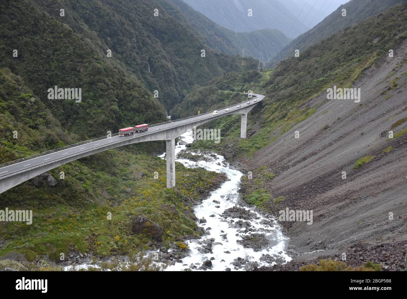 Maestoso ponte sul fiume al passo Arthur´s Nuova Zelanda Foto Stock