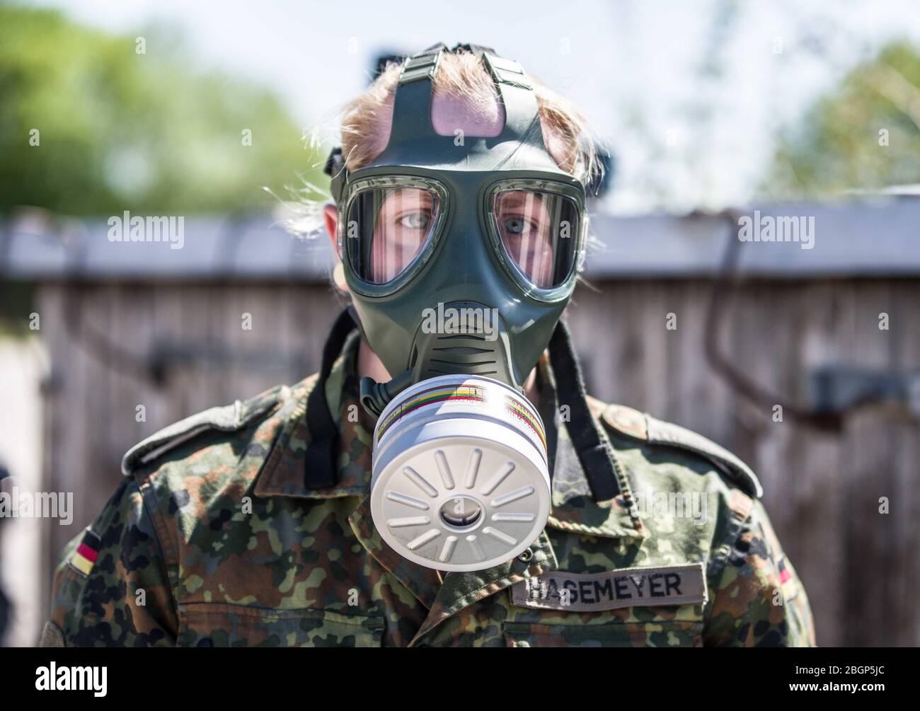 22 aprile 2020, Neubiberg bei Muenchen, Baviera, Germania: I soldati tedeschi della Bundeswehr indossano maschere a gas e indumenti protettivi Dupint Tychem C mescolando insieme i costituenti per produrre Oxicide, un disinfettante di superficie utilizzato nella lotta contro Coronavirus. Foto Stock
