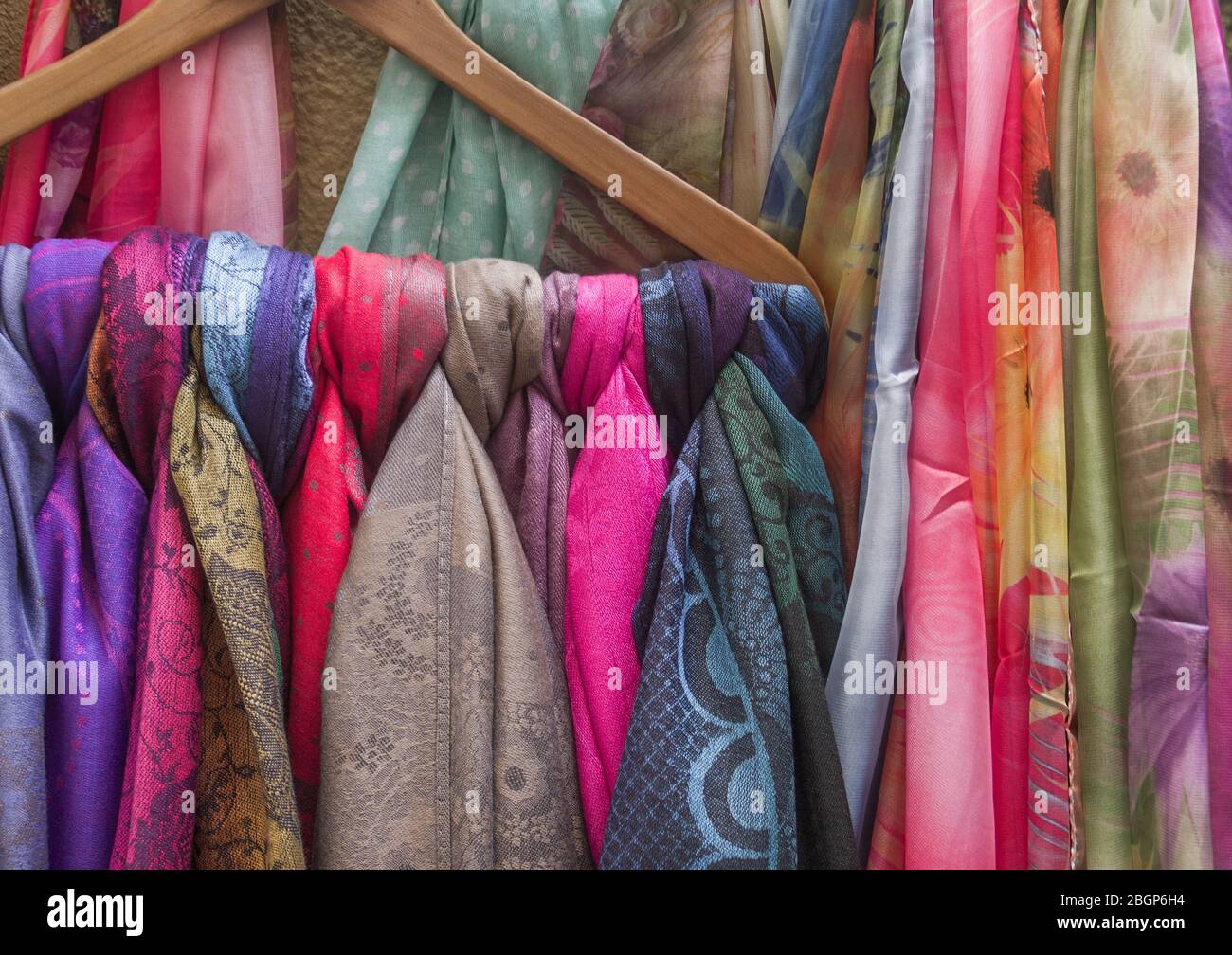 Sfondo di sciarpe colorate appeso in un negozio display Foto Stock
