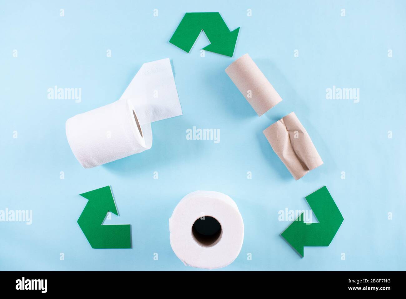 Carta igieniche e simbolo di riciclaggio con frecce. Riciclare le carte. Concetto di Giornata Mondiale dell'ambiente. Foto Stock