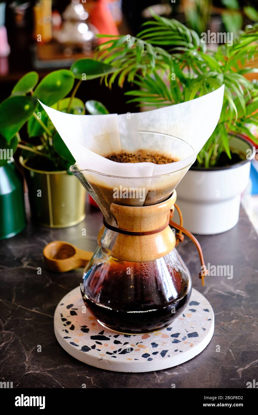 Metodo di estrazione del caffè con filtro Chemex. Caffè da caffè in casa. Concetto per baristi domestici. Foto Stock