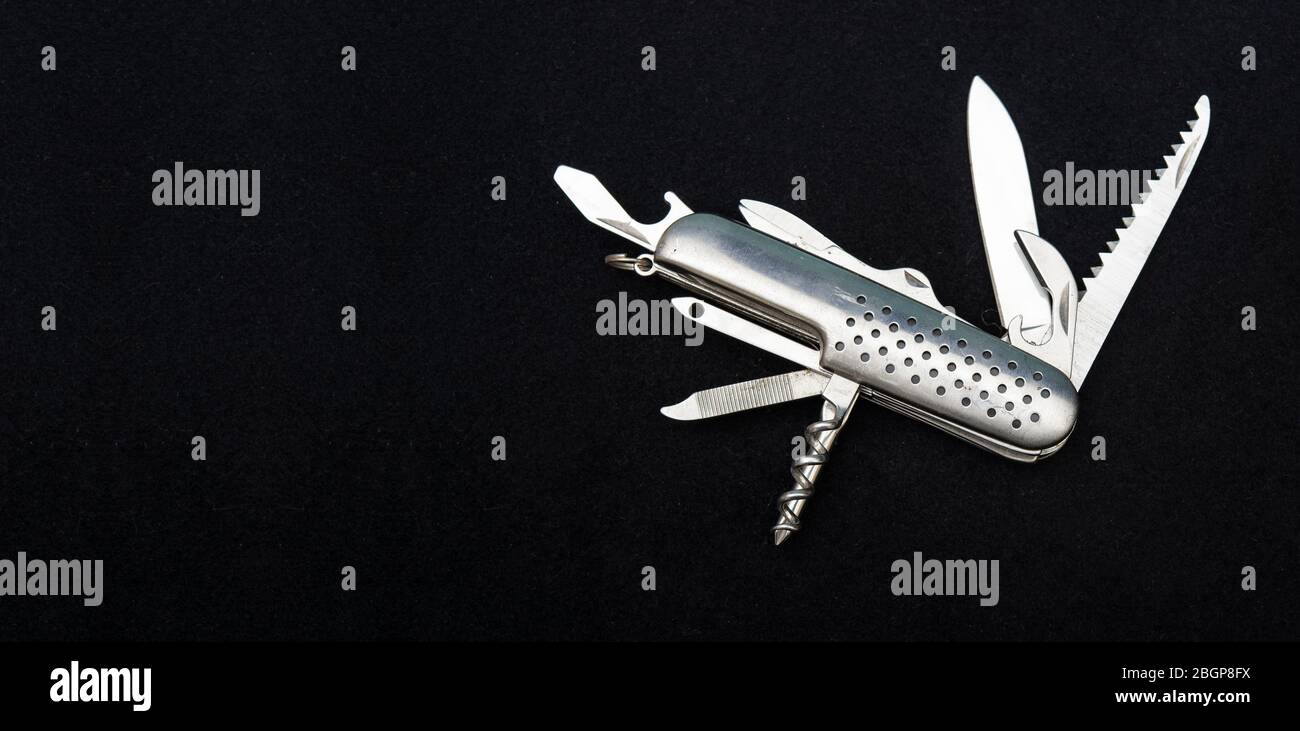 Foto ravvicinata del coltello svizzero su sfondo nero con spazio per le copie Foto Stock