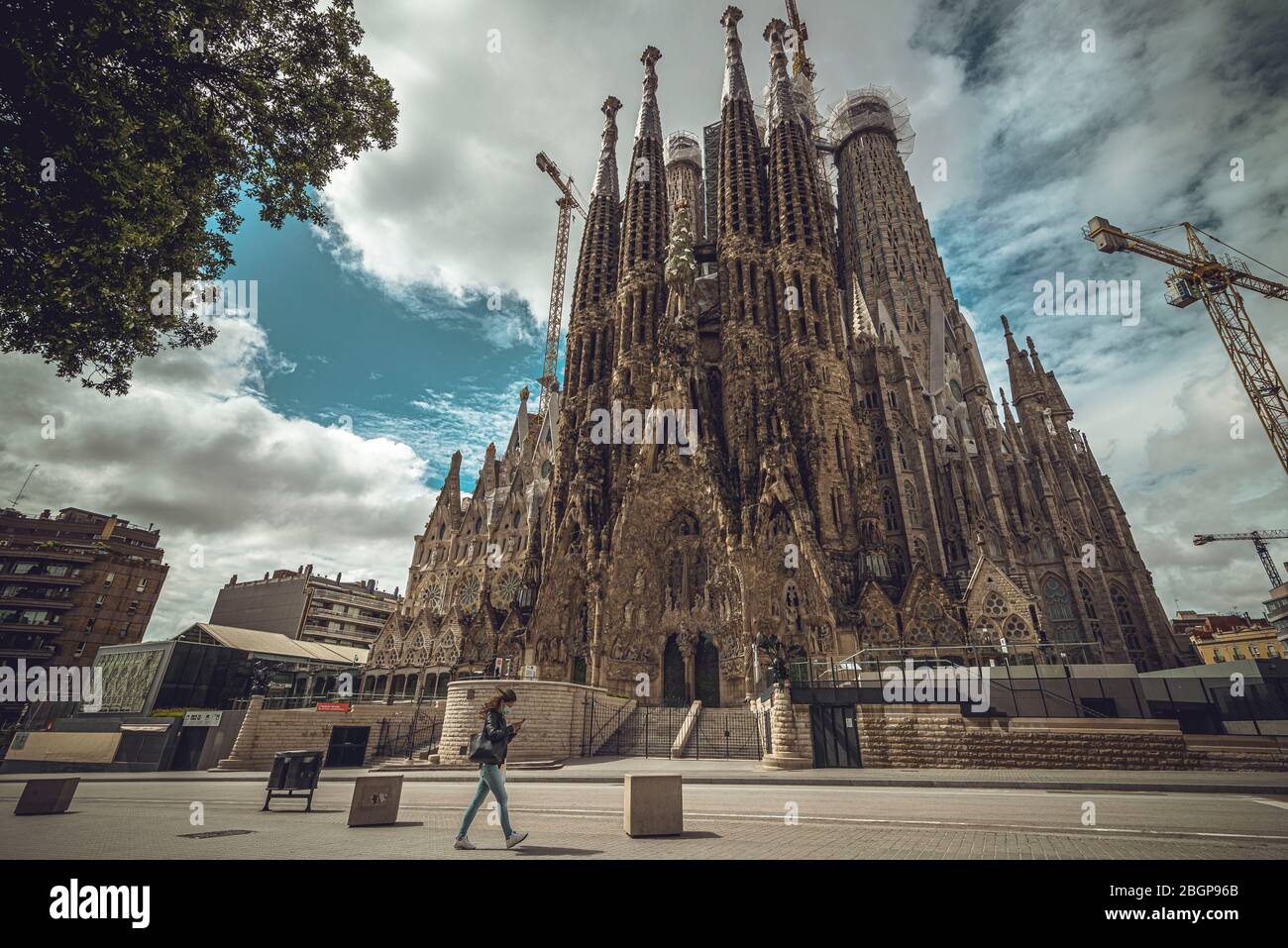 Barcellona, Spagna. 22 aprile 2020. Un pendolari passa davanti a una Basilica della Sagrada Familia deserta al giorno 38 di un blocco nazionale dovuto la continua diffusione del virus. La Spagna ha registrato più di 400 nuovi decessi per un totale di oltre 21500 decessi finora. Credit: Matthias Oesterle/Alamy Live News Foto Stock