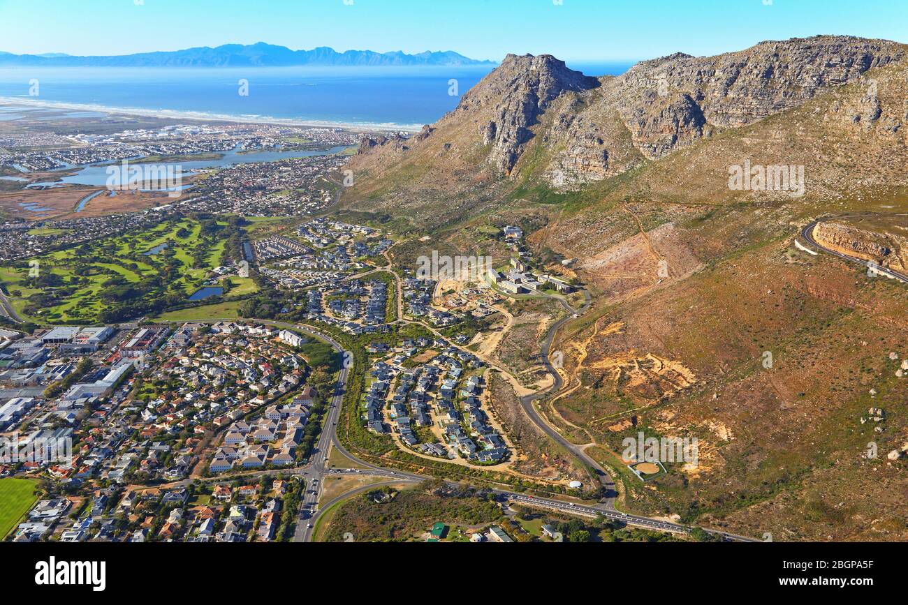 Foto aerea della tenuta Stonehurst con Muizenberg Beach sullo sfondo Foto Stock