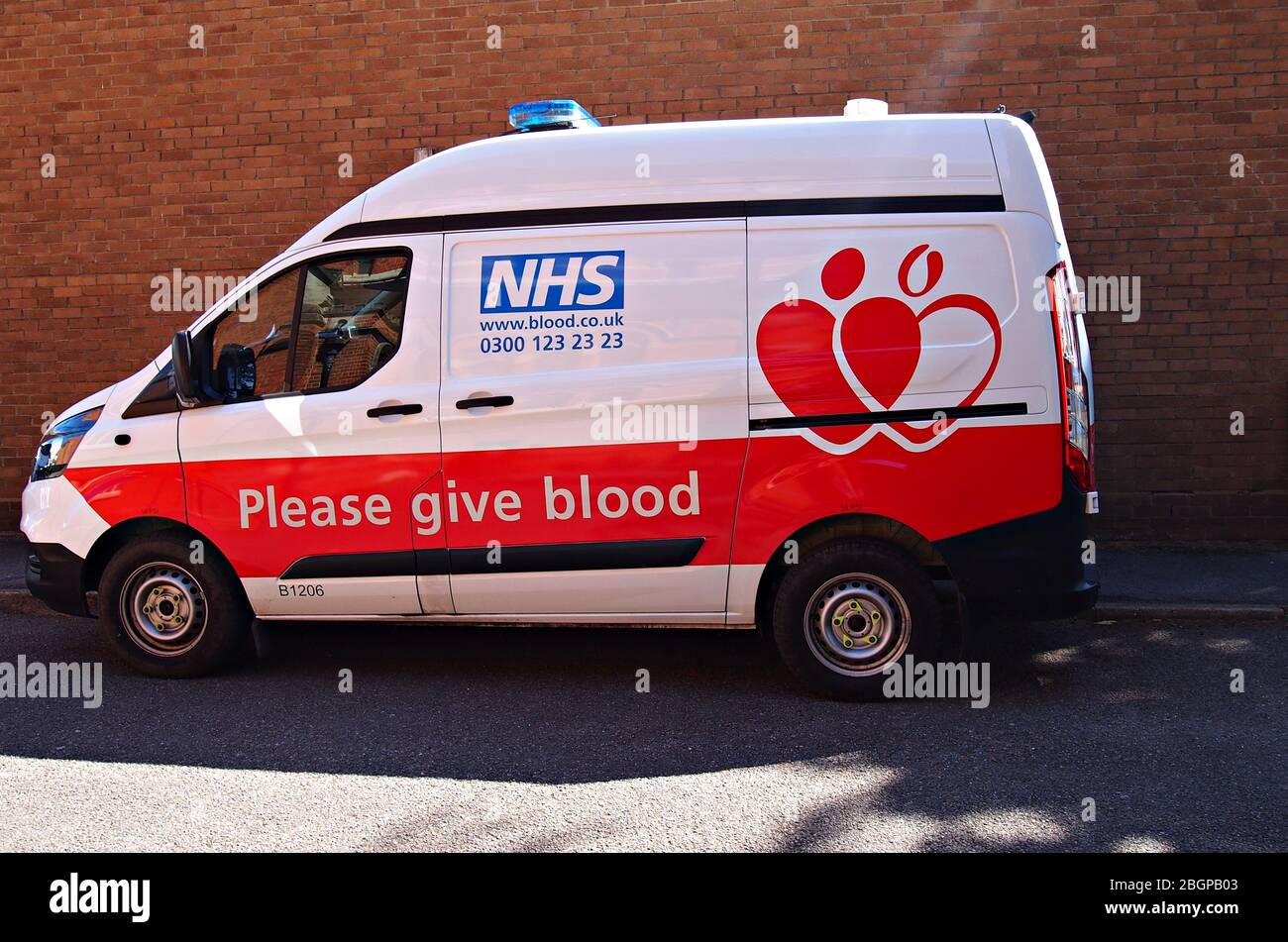 NHS Van per dare sangue parcheggiato a Staines Surrey Regno Unito Foto Stock