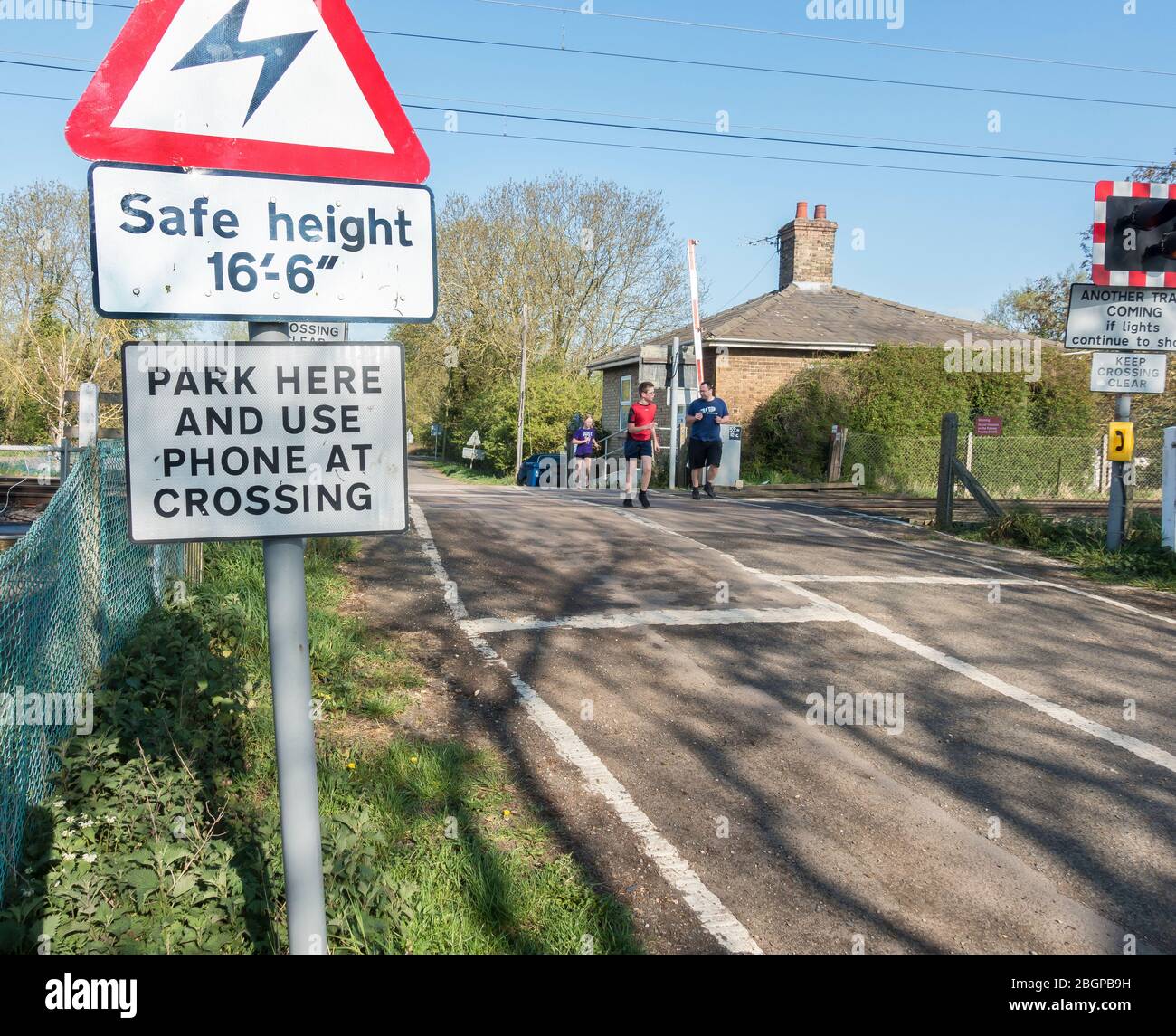 Padre e due giovani che si esercitano durante il covid 19 si bloccano Foto Stock