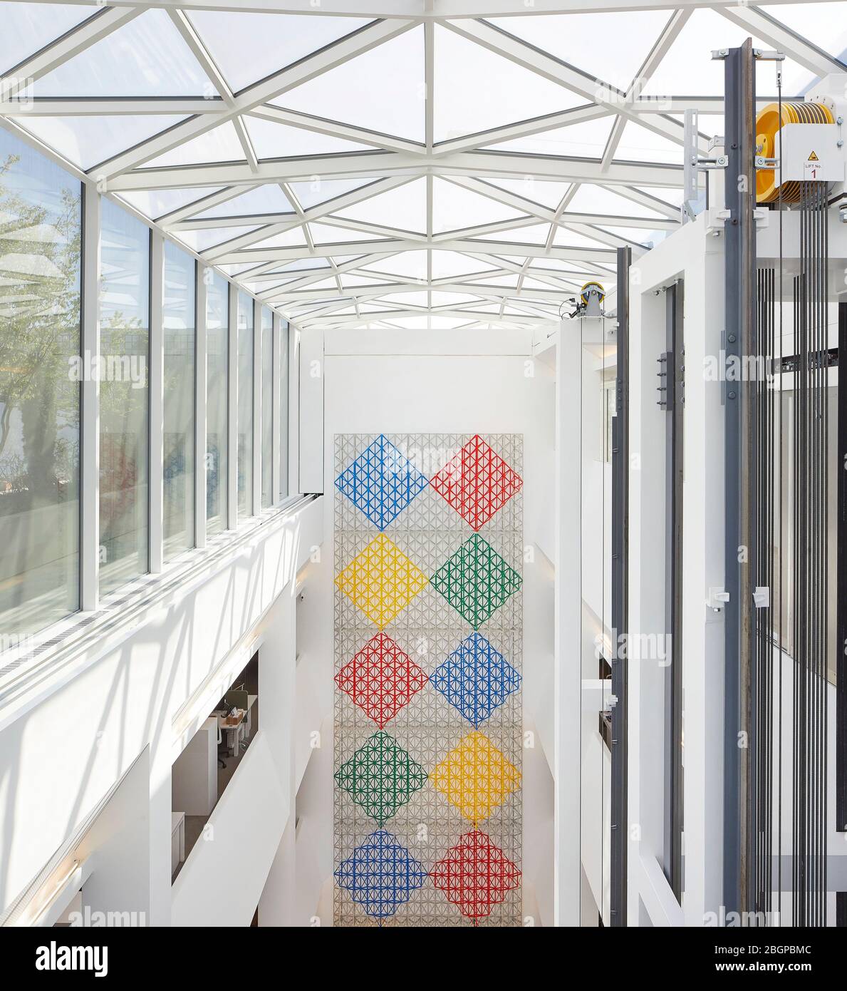 Atrio con opere d'arte di Rasheed Araeen, chiamato Rhapsody in quattro colori. AGA Khan Centre Kings Cross, Londra, Regno Unito. Architetto: Maki e la loro Foto Stock