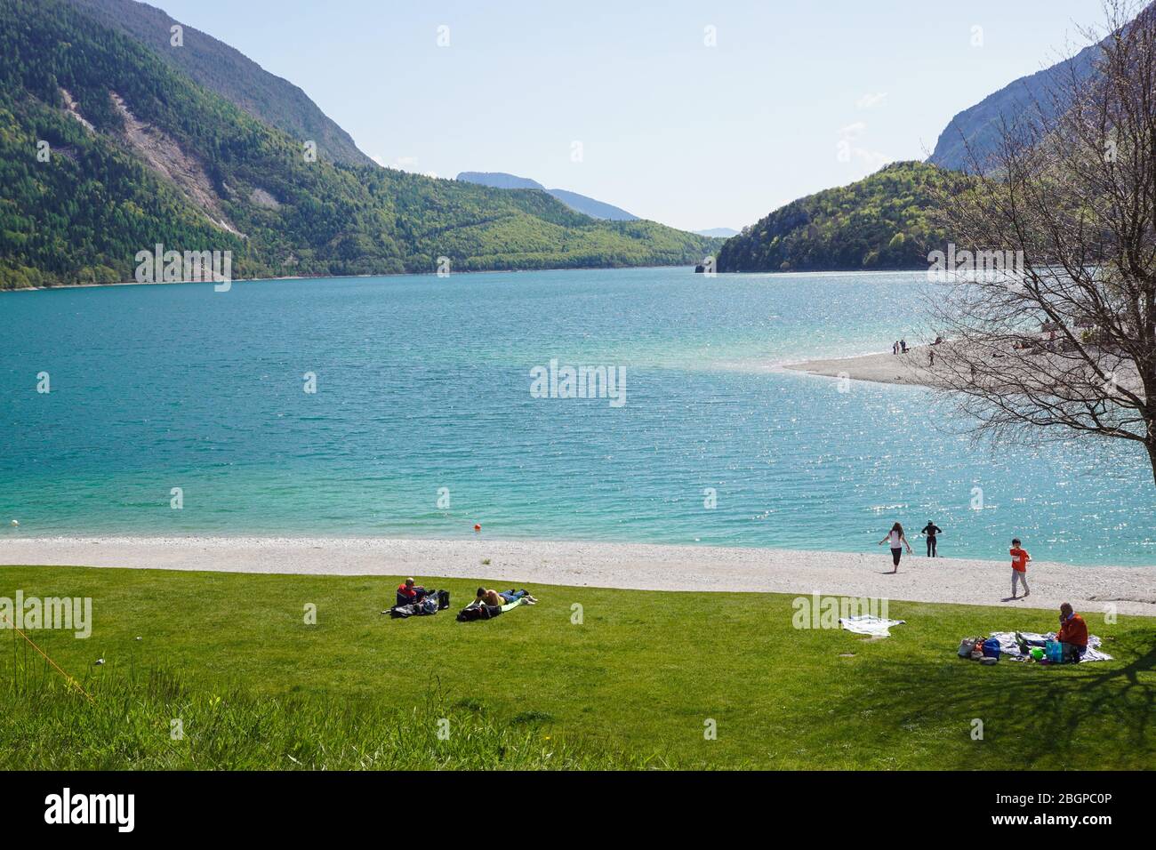 Il lago Molveno è un bellissimo luogo magico nelle Alpi italiane Foto Stock