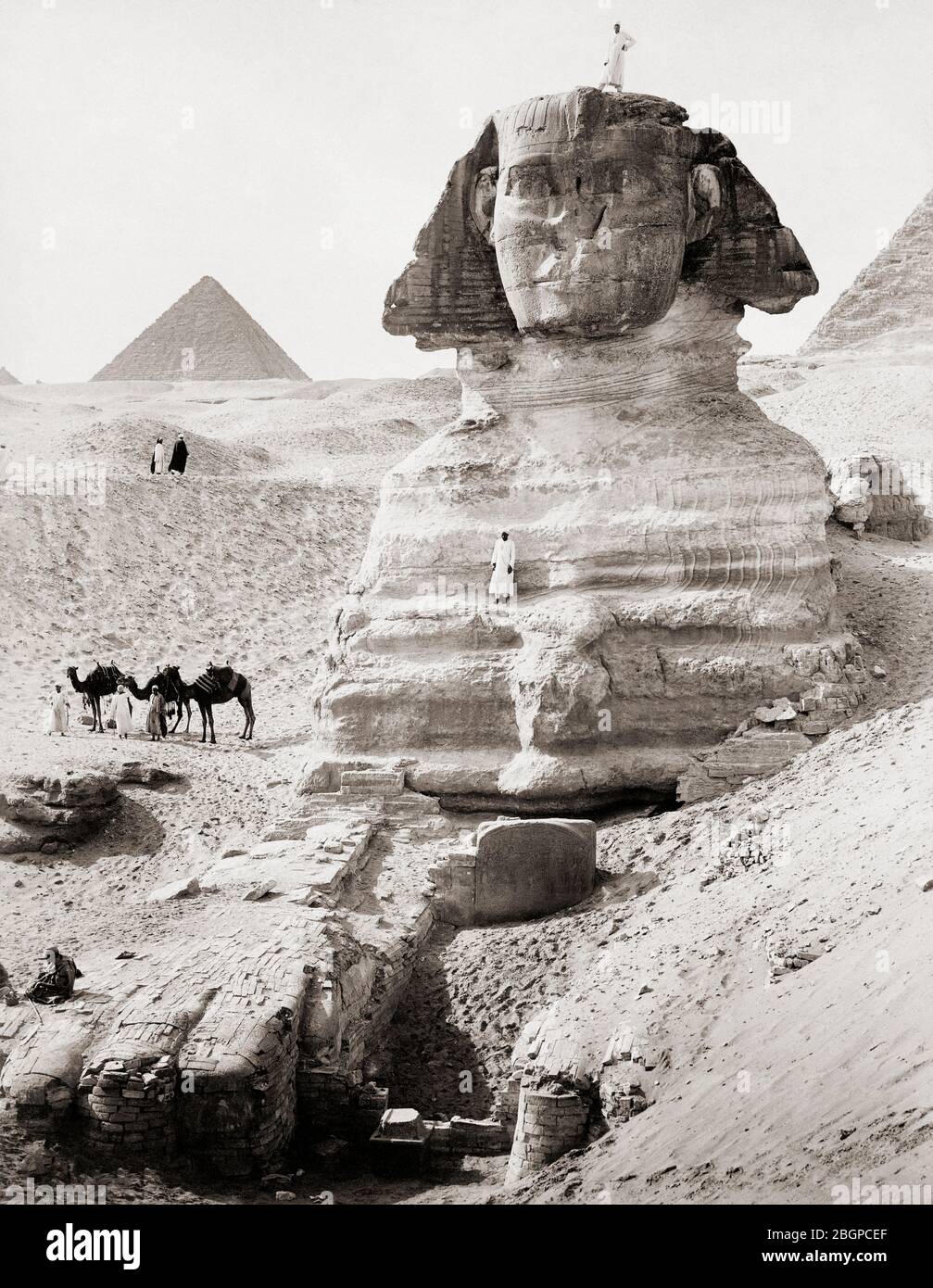 La Grande Sfinge, Giza, Egitto. Dopo un lavoro di fine '800 del fotografo siriaco-armeno Jean Pascal Sebah, 1872 - 1947. Foto Stock