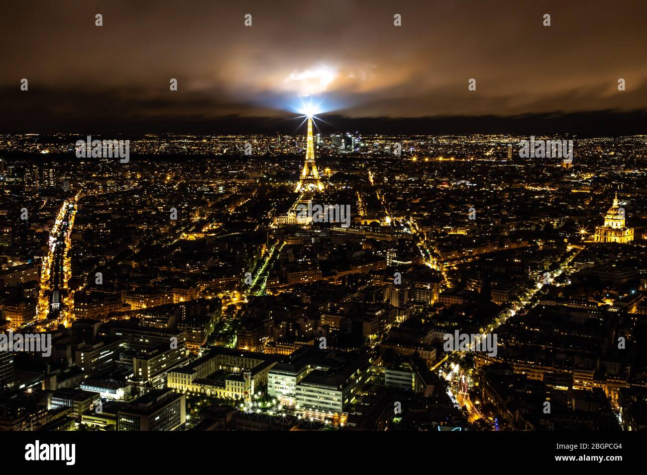 Le luci della Torre Eiffel si affacciano su Parigi, Francia Foto Stock