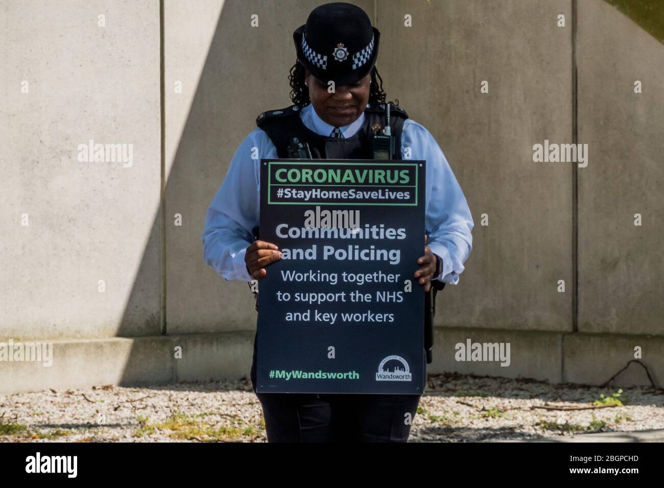 Londra, Regno Unito. 22 aprile 2020. Parchi polizia pattuglia e diffonde il messaggio di rimanere a casa e di distanza sociale - Battersea Park è ragionevolmente occupato come il sole è fuori ed è più caldo. Il blocco continua per l'epidemia di Coronavirus (Covid 19) a Londra. Credit: Guy Bell/Alamy Live News Foto Stock