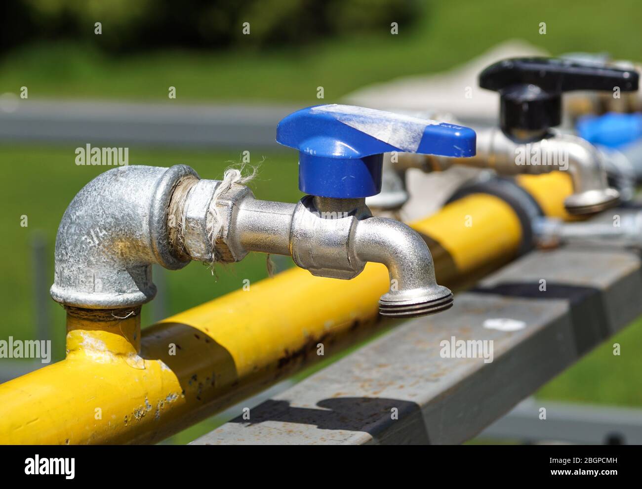 Rubinetto con acqua potabile, la valvola è chiusa. Concetto di consumo di acqua. Giornata mondiale dell'acqua Foto Stock