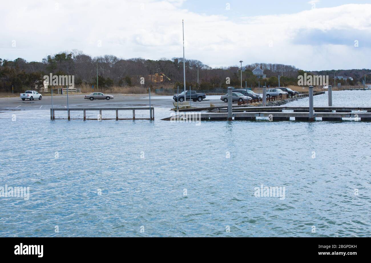 Un parcheggio allagato a Cape Cod dopo la luna piena (rosa). Foto Stock