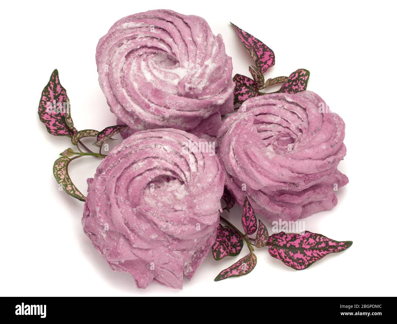 Marshmallow zephyr su sfondo bianco Foto Stock