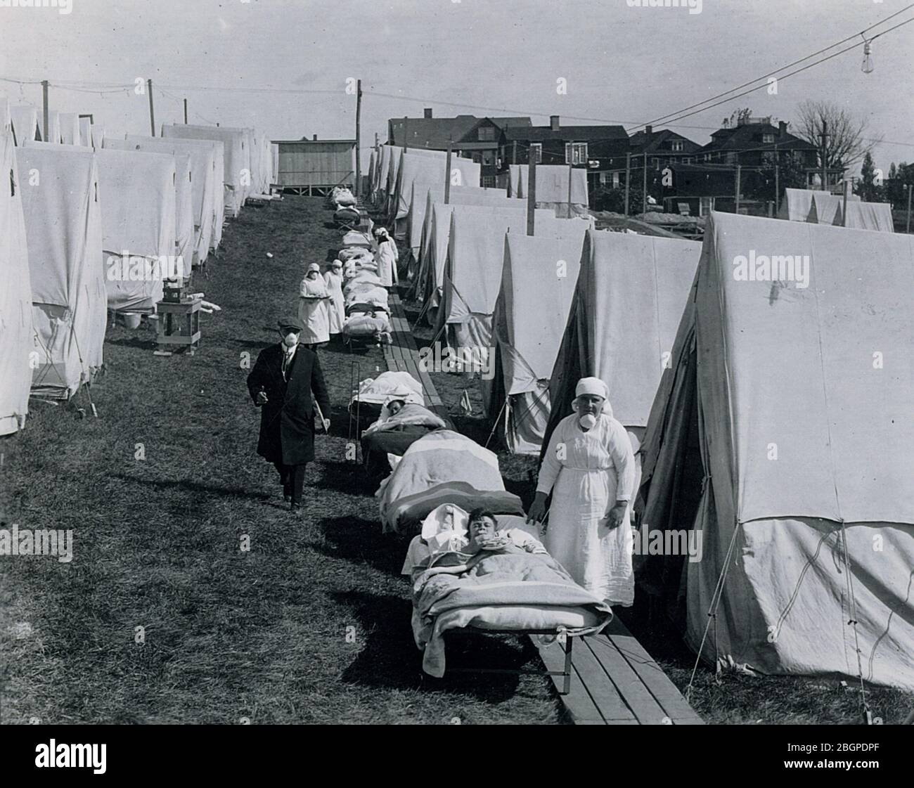Ospedale esterno di emergenza a Brookline, Massachusetts. L'ospedale è stato costruito per curare il gran numero di casi di influenza spagnola. Ottobre 1918. Foto Stock