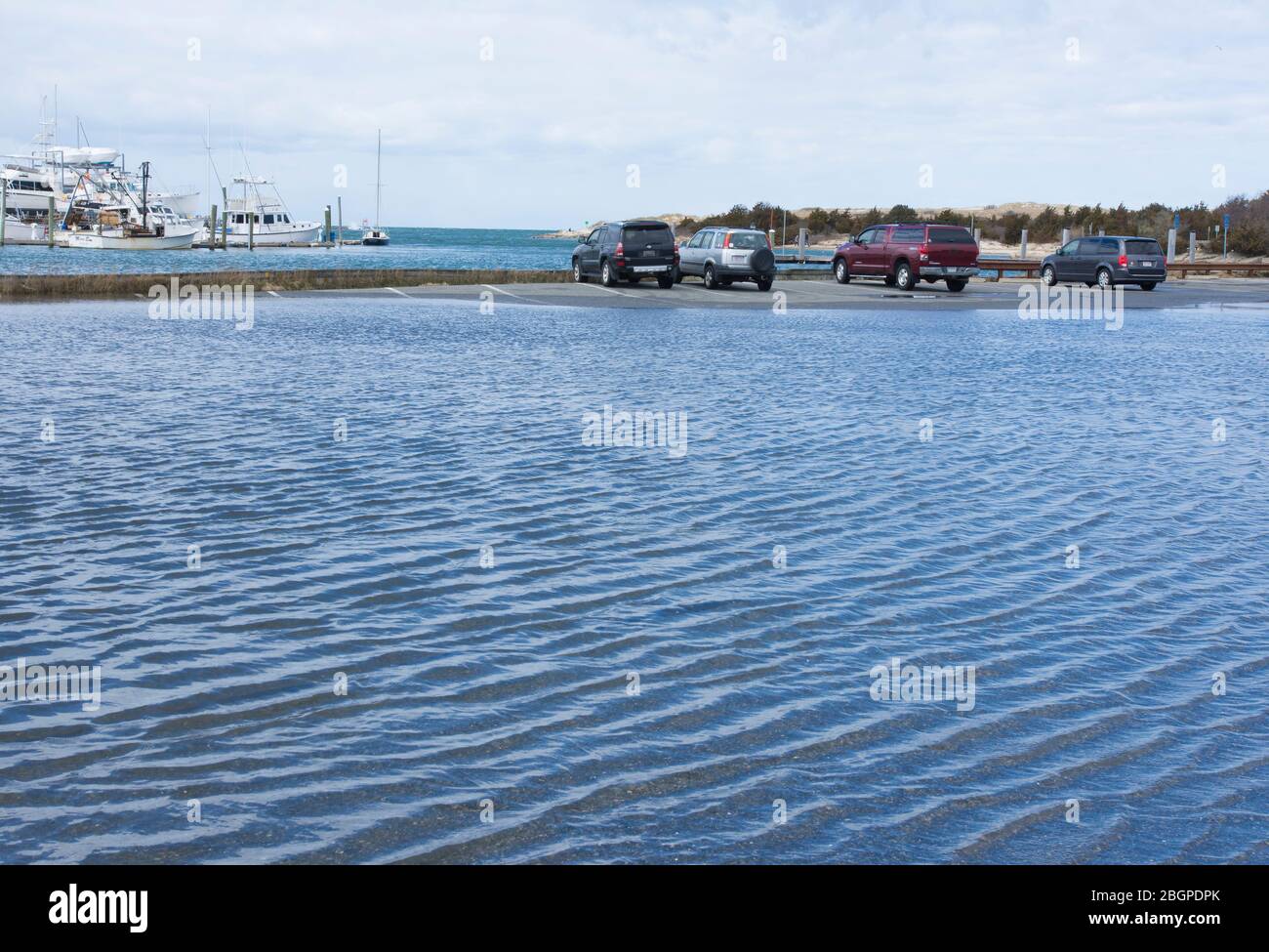 Un parcheggio allagato a Cape Cod dopo la luna piena (rosa). Foto Stock