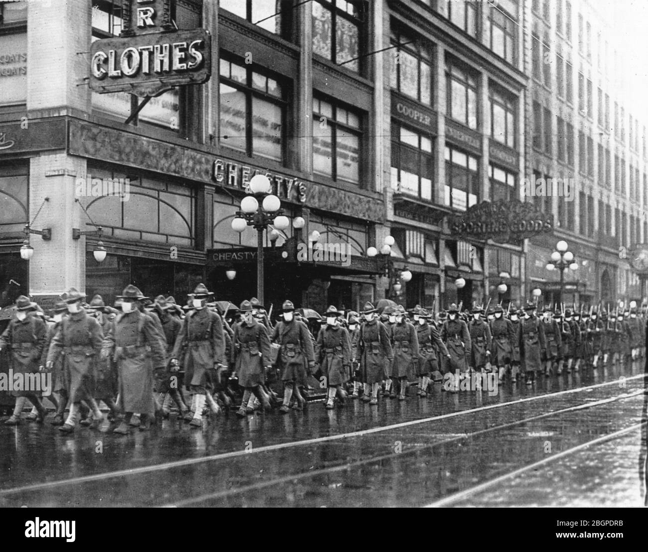 Il 39° reggimento dell'esercito degli Stati Uniti sulla strada per combattere in Francia marciò per le strade di Seattle, Washington, con ogni uomo che indossava una maschera protettiva realizzata dal Seattle Chapter of the American Red Cross. Seattle, 1918. Foto Stock