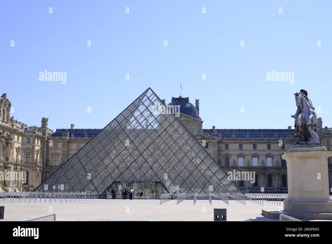 Parigi, Francia. 22 aprile 2020. Museo del Louvre.37 ° giorno di confinamento in Francia, la maggior parte dei parigini rispettare l'obbligo di rimanere a casa.i negozi e le strade di Parigi sono deserte.i francesi si preparano per il defainment annunciato dal 11 maggio dal Presidente della Repubblica Emmanuel Macron Credit: Pierre Stevenin/ZUMA Wire/Alamy Live News Foto Stock