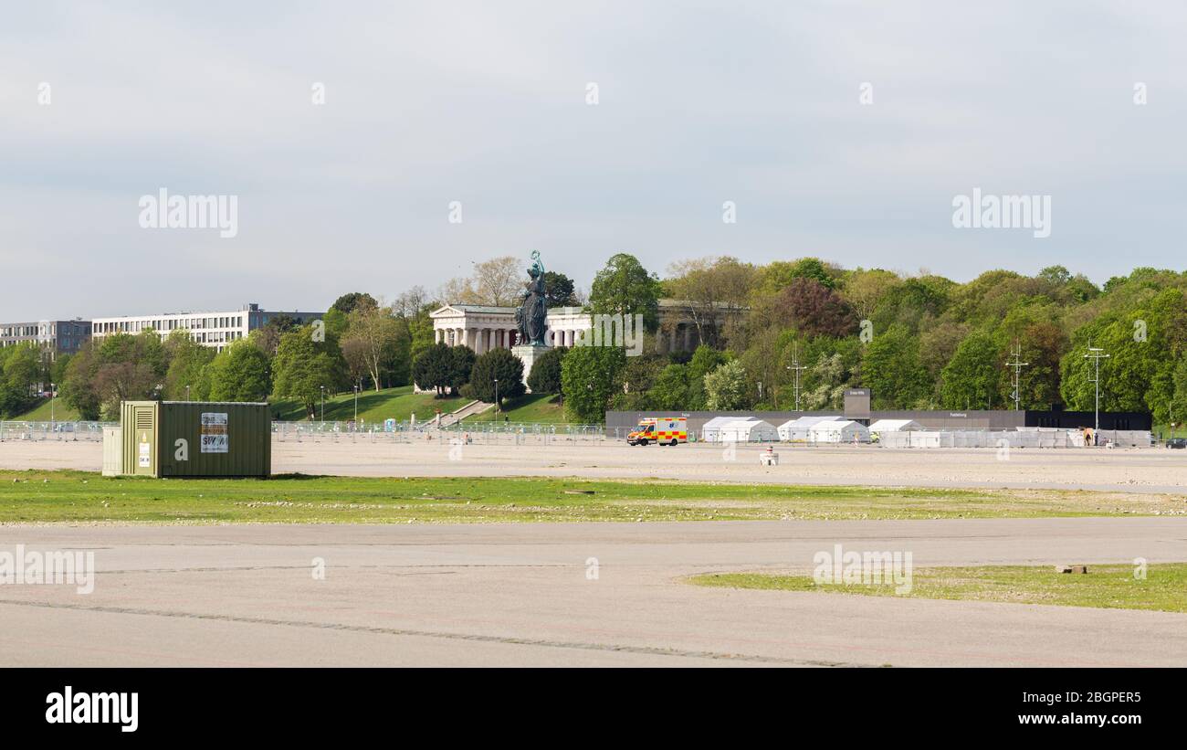 Panorama di Theresienwiese con statua della Baviera, stazione di prova di Coronavirus Drive-in e un'ambulanza. A causa di Covid-19 l'Oktoberfest 2020 è stato annullato Foto Stock