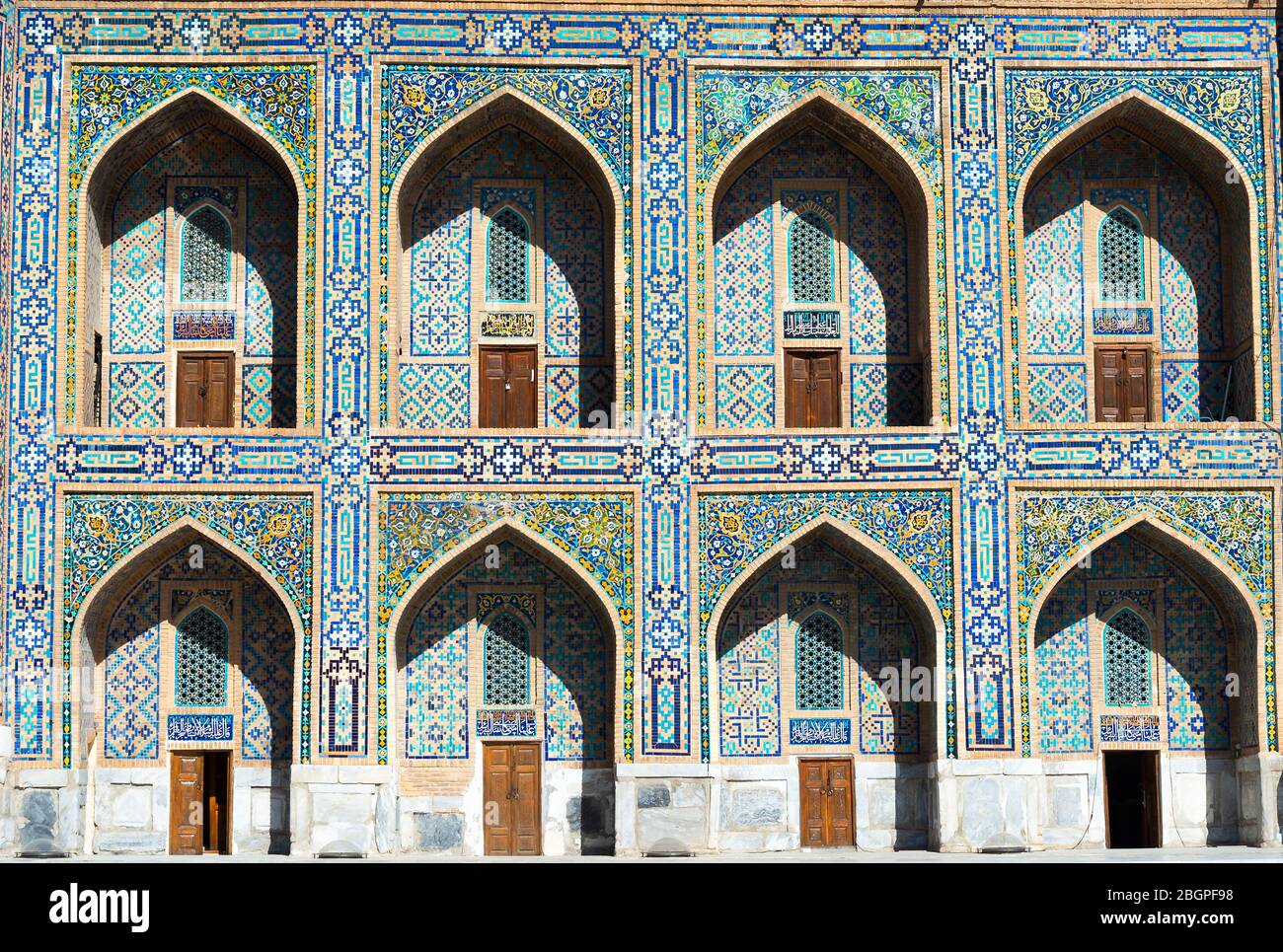 Tilya Kori Madrasah facciata con pishtaq e spandrel con i dettagli ornamentali in Registan, Samarkand, Uzbekistan. Architettura islamica. Foto Stock