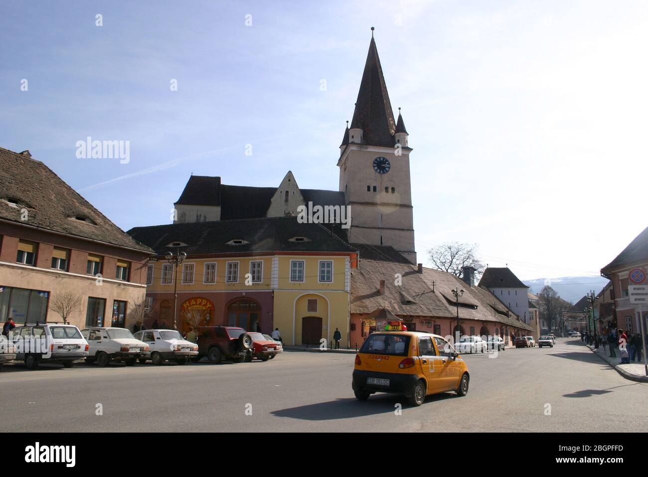 La piazza principale di Cisnadie, Romania, dominata dalla chiesa fortificata del XV secolo Foto Stock