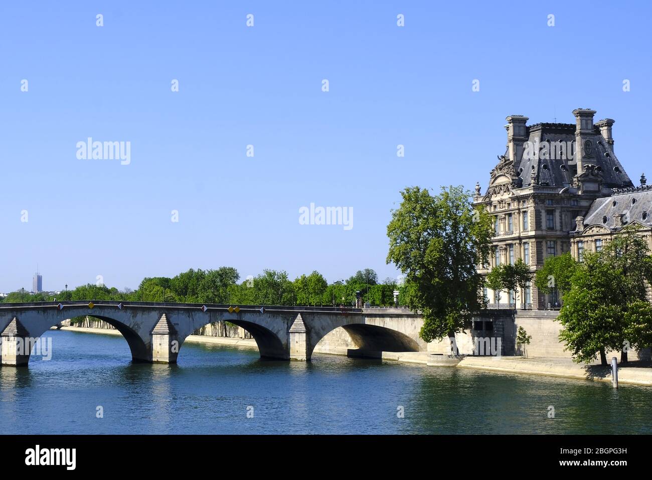 Parigi, Francia. 22 aprile 2020. Royal Bridge.37th giorno di confino in Francia, la maggior parte dei parigini rispettare l'obbligo di rimanere a casa.i negozi e le strade di Parigi sono deserte.i francesi si stanno preparando per il defainment annunciato dal 11 maggio dal presidente della Repubblica Emmanuel Macron Credit: Pierre Stevenin/ZUMA Wire/Alamy Live News Foto Stock