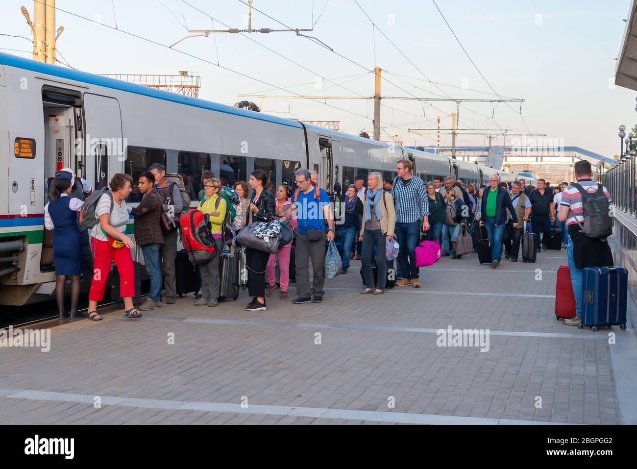 I turisti che viaggiano sulla Via della Seta salendo a bordo del moderno treno ad alta velocità Afrosiab (Afrosiyob) alla stazione di Samarkand in Uzbekistan. Imbarco dei passeggeri. Foto Stock