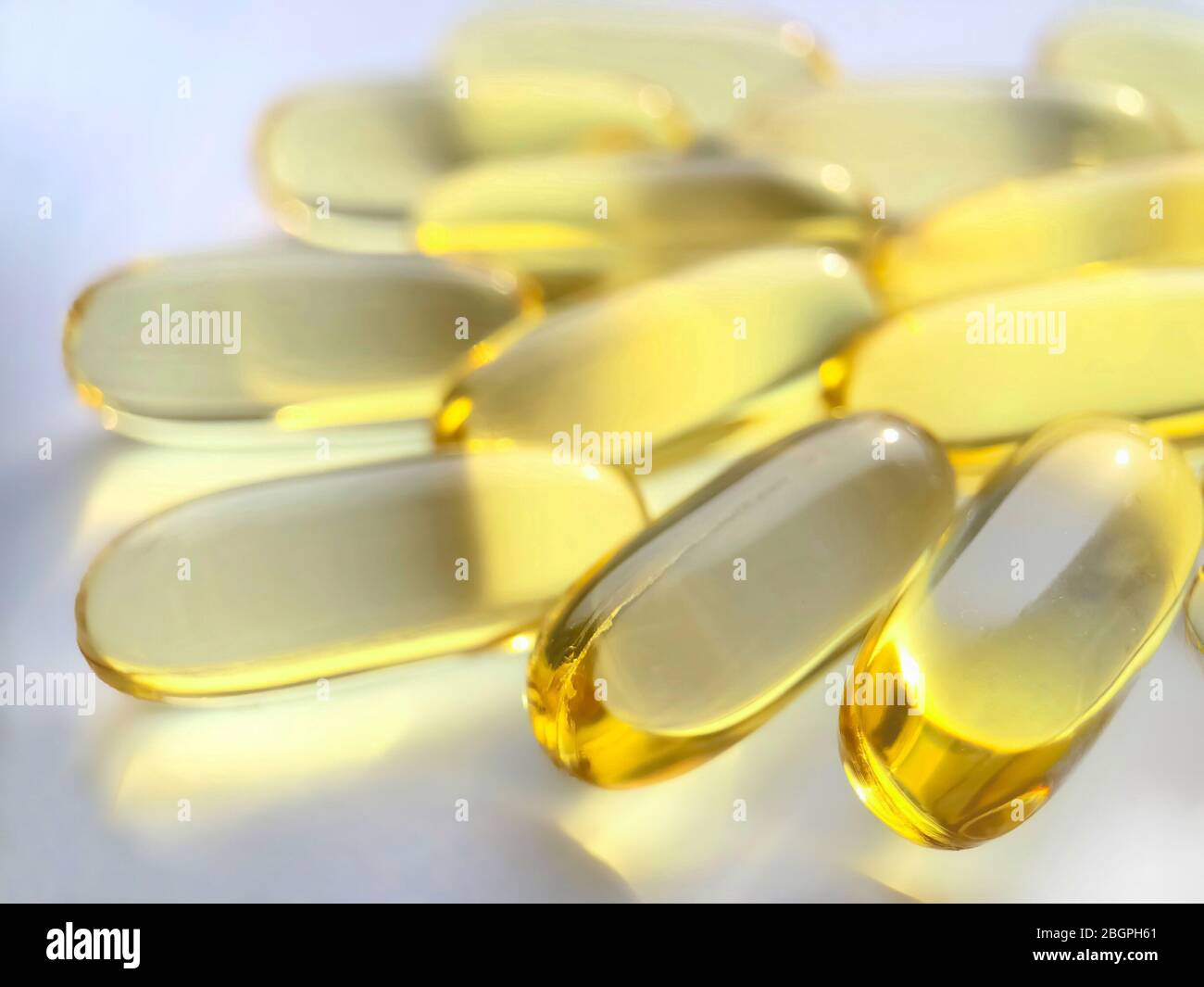 Omega-3 capsule su fondo bianco. Acidi grassi polinsaturi. Il concetto di uno stile di vita sano. Foto Stock