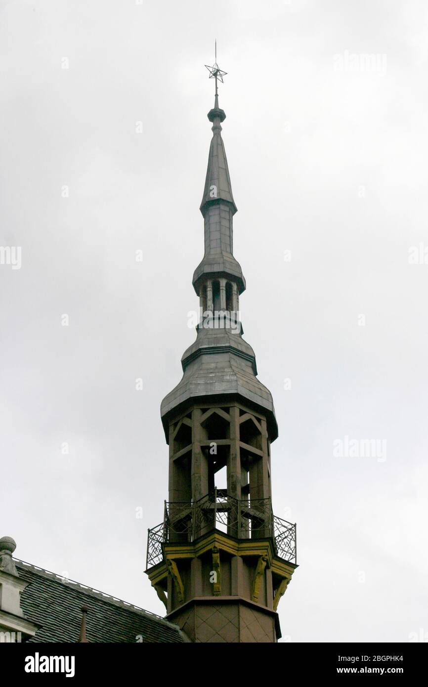 Dettagli architettonici del 19 ° secolo edificio (Palatul Administrativ) nel centro della città di Deva, Romania. Foto Stock