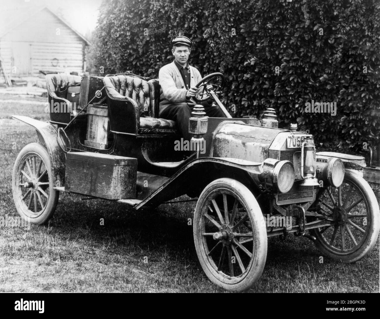 Un Ford Model T auto c. 1908. Questa può essere una vettura da turismo, ma non ha il tetto pieghevole dietro il sedile posteriore. Notare la manovella manuale di avviamento della vettura sotto il radiatore e la lanterna appesa davanti al radiatore. Non era per la guida, ma il conducente l'avrebbe utilizzata per il lavoro notturno generale quando è lontano da casa. Per vedere le mie immagini relative al trasporto, Cerca: Prestor veicolo d'epoca Foto Stock Un Ford Model T auto c. 1908. Questa può essere una vettura da turismo, ma non ha il tetto pieghevole dietro il sedile posteriore. Notare la manovella manuale di avviamento della vettura sotto il radiatore e la lanterna appesa davanti al radiatore. Non era per la guida, ma il conducente l'avrebbe utilizzata per il lavoro notturno generale quando è lontano da casa. Per vedere le mie immagini relative al trasporto, Cerca: Prestor veicolo d'epoca Foto Stock