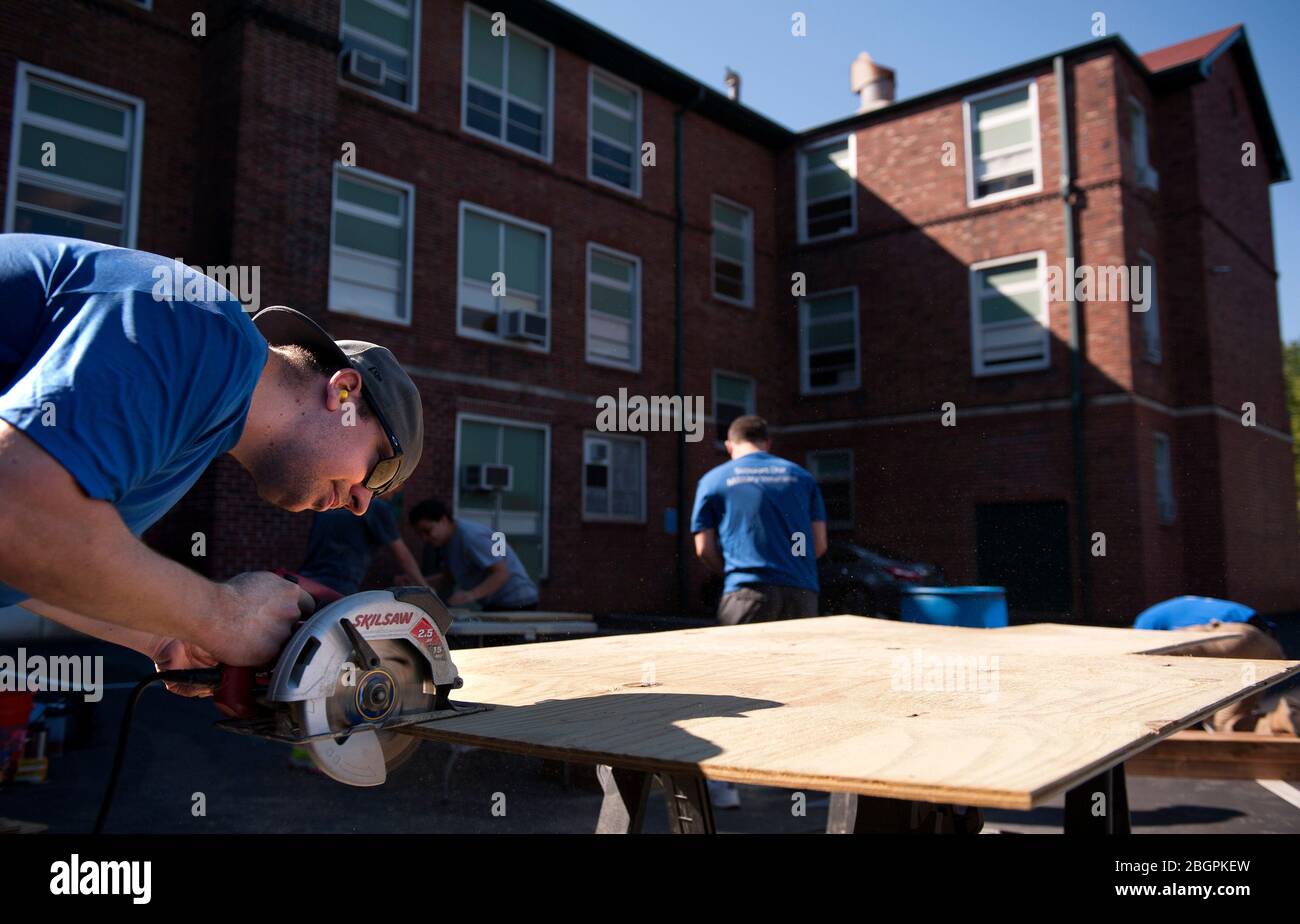 Volontari con la missione continua, un veterano senza scopo di lucro che torna alla vita civile, lavora al Centro Normandia Kindergarten di Bel-Nor, Mo. Foto Stock